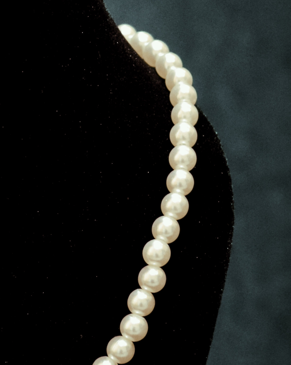 ESSENCE - Pearl Chain (Ivory gloss)