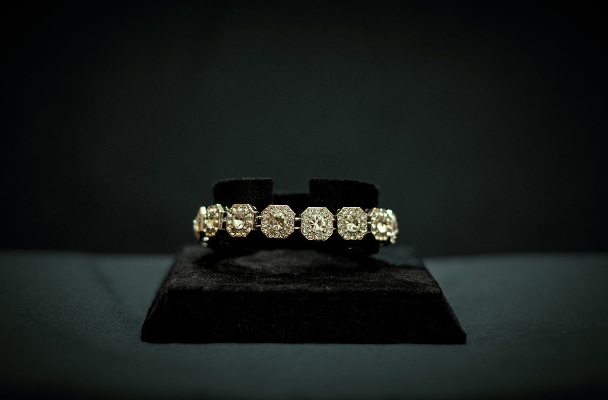 Edge Halo Clustered Bracelet