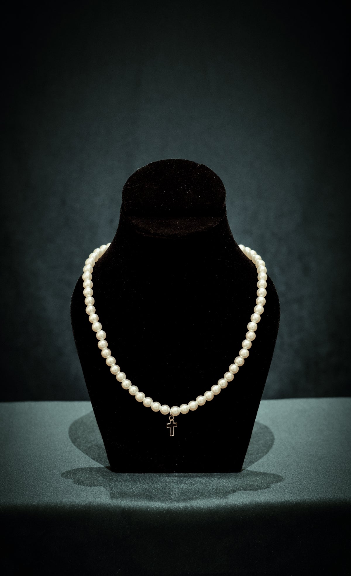 Essence Pearl Chain Ivory Gloss