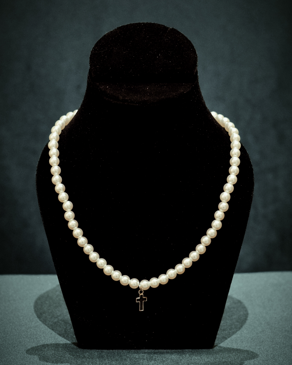 ESSENCE - Pearl Chain (Ivory gloss)