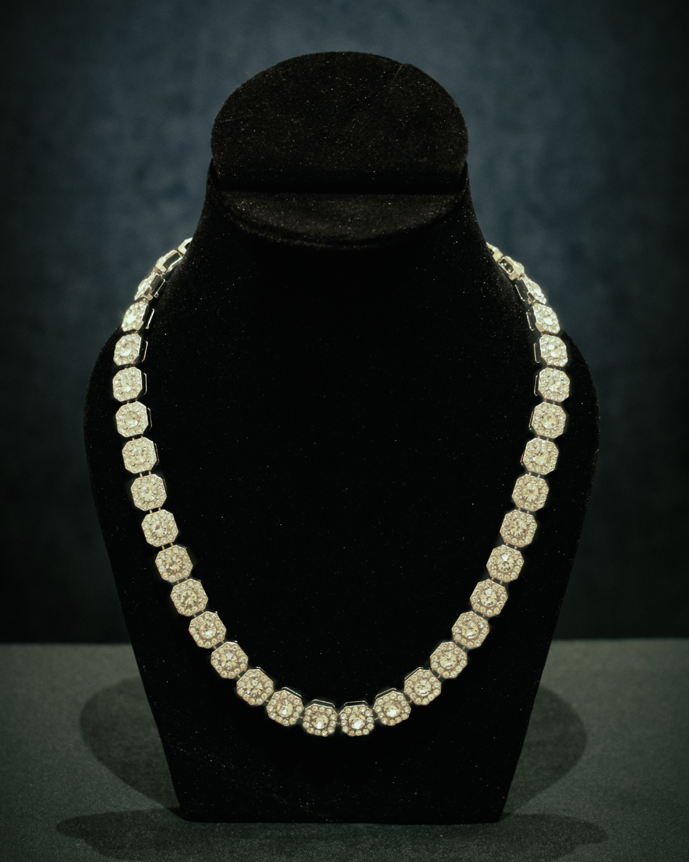 Edge - Halo Clustered Chain