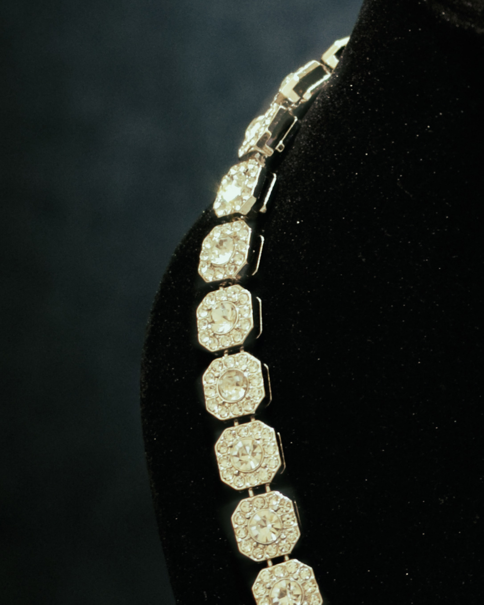 Edge - Halo Clustered Chain