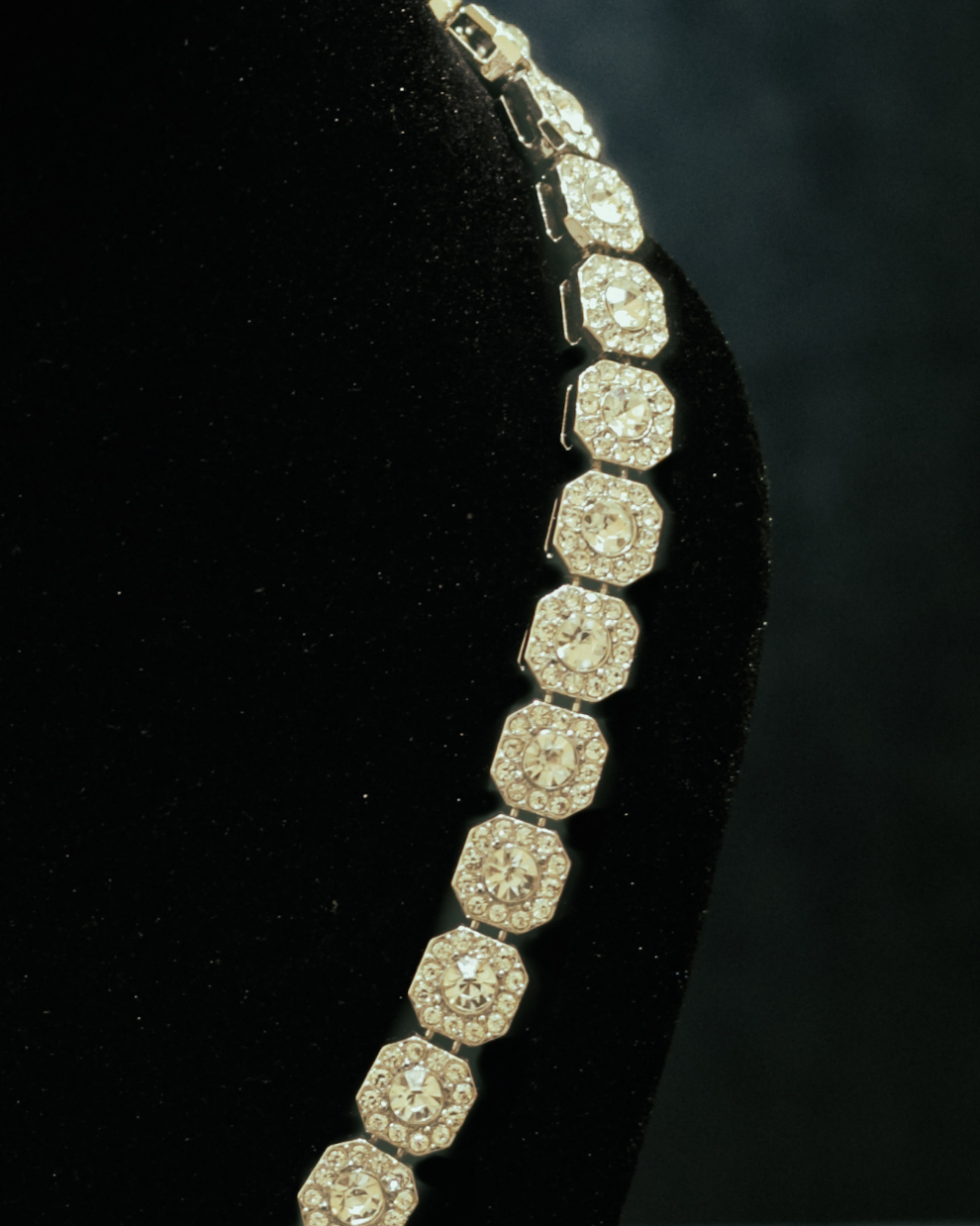 Edge - Halo Clustered Chain