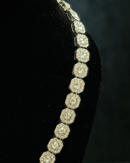 Edge - Halo Clustered Chain